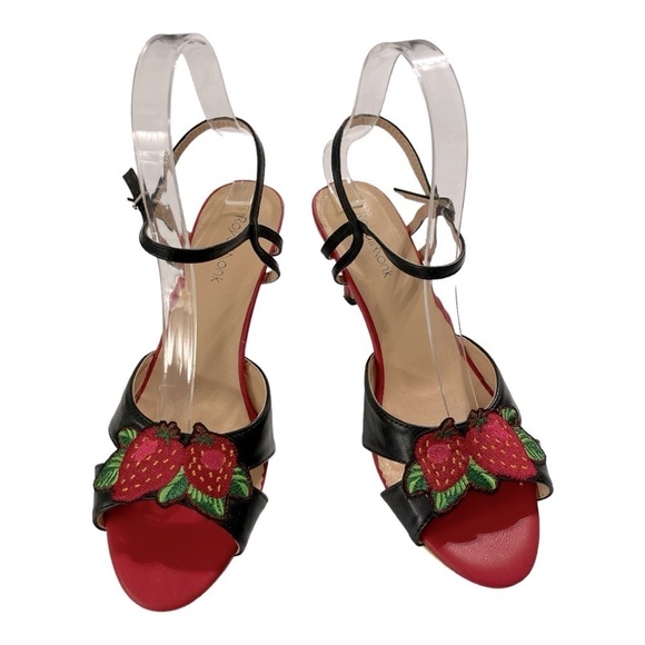 ModCloth Royal Monk
Strawberry Heels Size 5 - Picture 2 of 8
